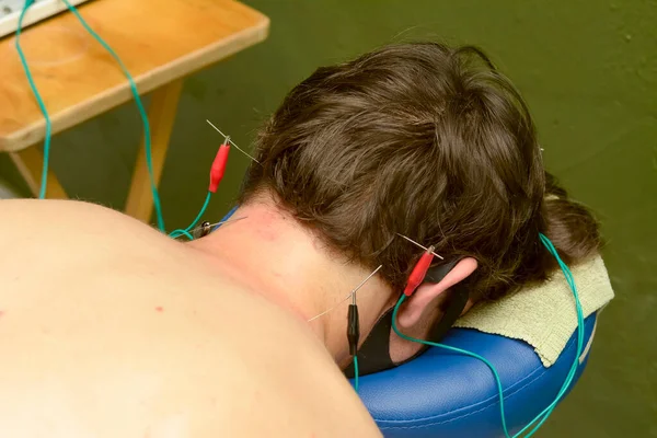 Entspannende Muskelbehandlung Mit Elektroschocks — Stockfoto