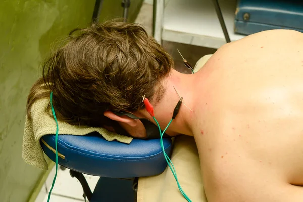 Elektrik şokuyla kas tedavisini gevşetmek