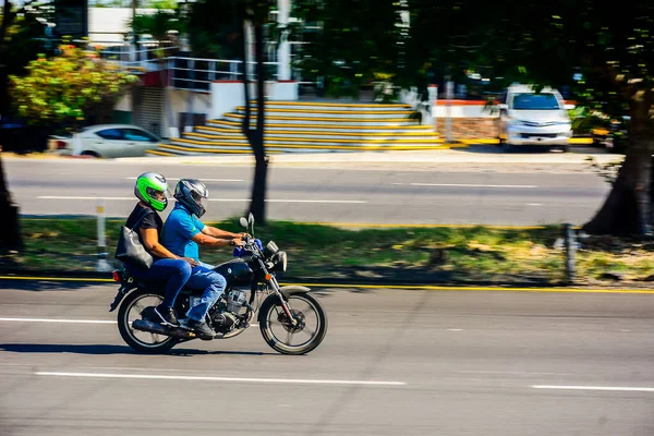 Paar Auf Dem Motorrad — Stockfoto