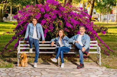 Parkta güzel bir günde aile eğlencesi zamanı.