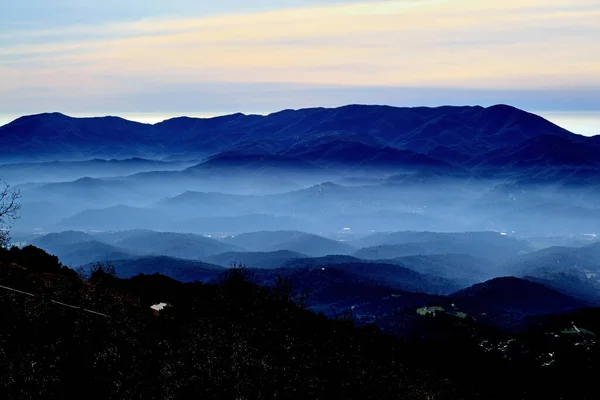 一个冬日的早晨 多雾的山 — 图库照片