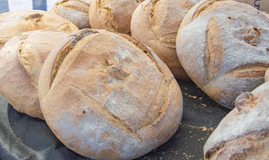 Pazar yerinde zanaatkar ekmeği.