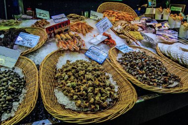  Pazar yerinde deniz ürünleri.