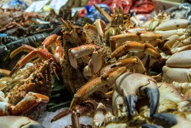 Markette taze yengeç ve deniz mahsulleri var..