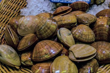 Pazarda bir sürü taze midye var..