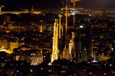 Barcelona, Sagrada Familia Bazilikası 'nın gece görüşü, yüksek bir yerden.