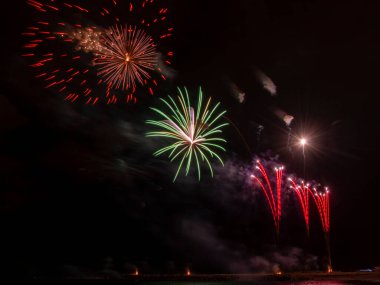 Barselona sahilinde havai fişekler.