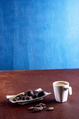 Kahverengi arka planda çikolatalı kahve fincanı.