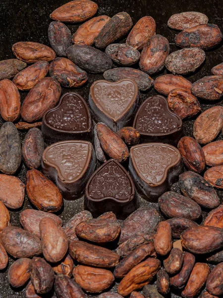 Τέσσερις Μαύρες Σοκολάτες Που Τους Αρέσουν Καρδιές Πάνω Από Φασόλια — Φωτογραφία Αρχείου