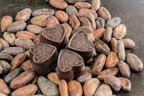 Cuatro Chocolates Negros Los Que Les Gustan Los Corazones Sobre — Foto de Stock
