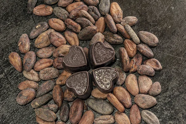 Τέσσερις Μαύρες Σοκολάτες Που Τους Αρέσουν Καρδιές Πάνω Από Φασόλια — Φωτογραφία Αρχείου