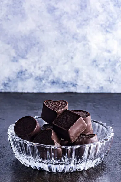 Cioccolatini Vassoio Vetro Intagliato Fotografati Sfondo Scuro — Foto Stock