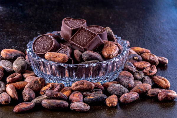 Chocolats Sur Plateau Verre Sculpté Photographiés Sur Fond Sombre Avec — Photo