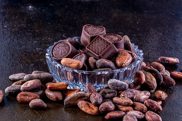 쟁반에 초콜렛 코코아 열매가 어두운 배경에서 — 스톡 사진
