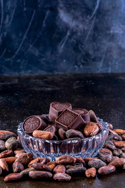 Chocolates Bandeja Vidrio Tallado Fotografiados Sobre Fondo Oscuro Con Granos — Foto de Stock