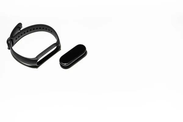 Arkaplan fotoğrafı. Beyaz arka planda siyah bir fitness bileziği var. Reklam için arka plan.
