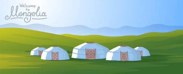 Yeşil bozkır arka planında Moğol yurtları.