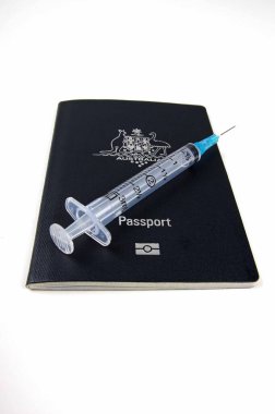 Beyaz arka planda tıbbi şırıngası olan Avustralya pasaportu 