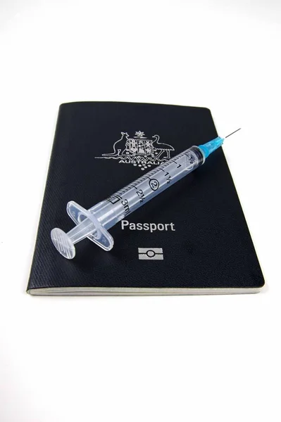 Pasaporte Australiano Con Jeringa Médica Sobre Fondo Blanco — Foto de Stock