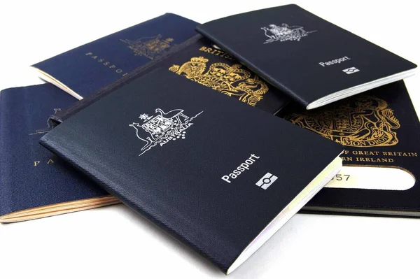 Австралийские Британские Паспорта Старые Новые Белом Фоне — стоковое фото