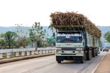 Sukhothai, Tayland - 5 Nisan 2018: Köprü üzerinde hareket eden karavan kamyonu işleme fabrikasına bir sürü şeker kamışı teslimatı taşıyor.