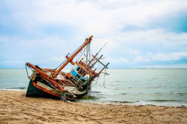 Kumsaldaki hurda balıkçı teknesi..