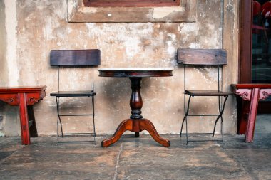 Eski masa ve sandalyeler hazır.