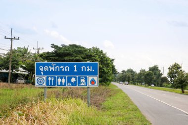 Phichit, Tayland - 20 Ağustos 2018: araba sürücüsü ve gezgin için sokak tabelası ve rehber postası. Benzin istasyonuna, kırılma noktasına, tuvalete ve restorana bir kilometre kaldı.. 