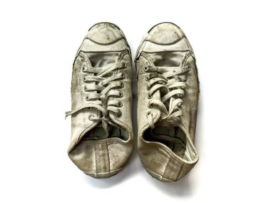 Beyaz spor ayakkabı beyaz arka planda çok kirlidir..