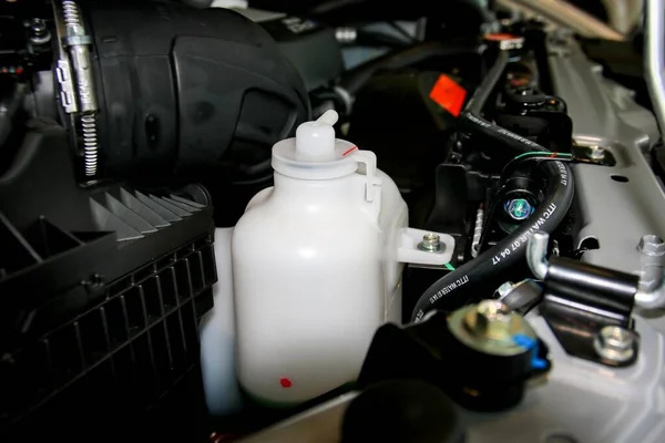 자동차 냉각수 탱크는 제거하고 엔진에 온도에서 작동하도록 시스템입니다 스톡 사진