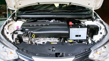 Motoru, radyatörü, pili, hava filtresini ve daha fazlasını kontrol etmek için arabanın kaputunu açın..