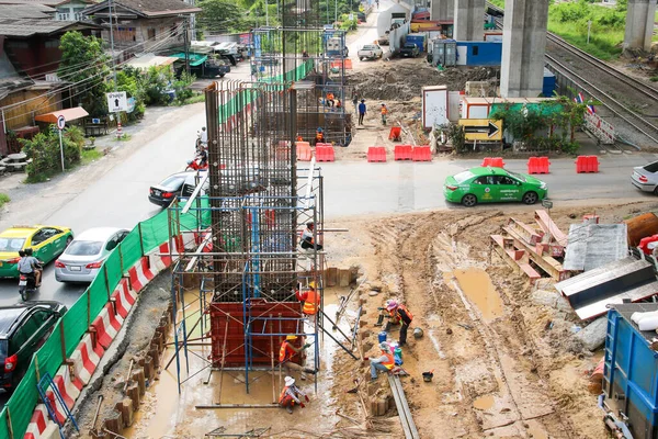 Bangkok Tayland - 23 Ekim 2017: İşçi çalışıyor ve bazı insanlar demiryolu raylarının yanındaki şantiyede dinleniyor.