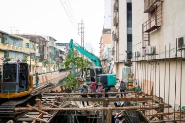 Bangkok Tayland - 20 Aralık 2018: İşçiler kanal boyunca kentsel manzarayı iyileştirmek için bir inşaat projesi üzerinde çalışıyorlar.