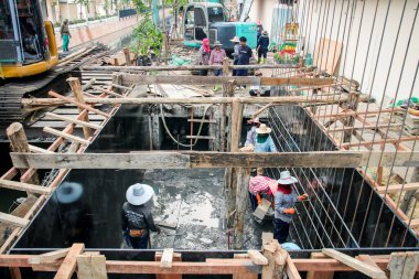 Bangkok Tayland - 20 Aralık 2018: İşçiler kanal boyunca kentsel manzarayı iyileştirmek için bir inşaat projesi üzerinde çalışıyorlar.