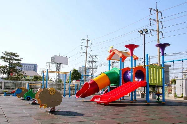 공원의 놀이터에 어린이들의 놀이터에 끈적끈적 장난감 스톡 사진
