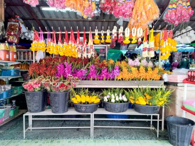 Chon Buri, Tayland - 1 Nisan 2018: Çiçek, çelenk ve Budizm ve Tayland 'da pazarda satılan geleneksel ürünler.