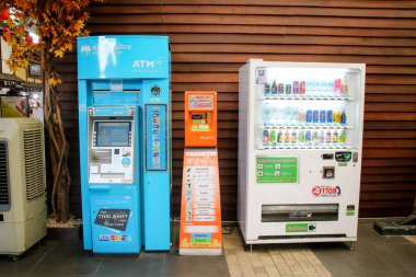 Bangkok Tayland - 16 Temmuz 2019: ATM, telefon ve çevrimiçi oyun doldurma makineleri ve otomatikman içecek makineleri kamu alışveriş merkezleri parkında bulunmaktadır..