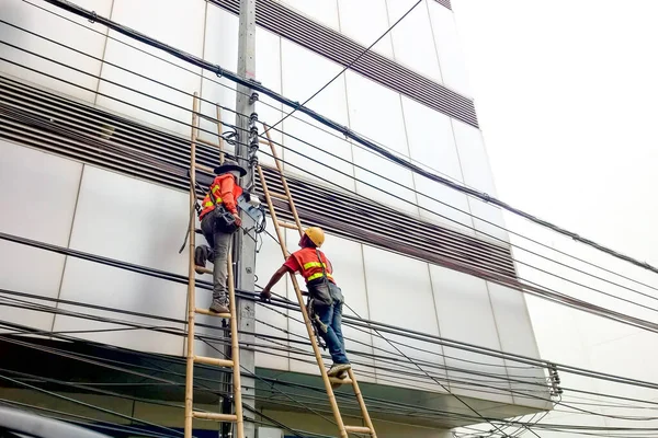 Bangkok Tailândia Julho 2017 Trabalhadores Técnicos Estão Subindo Para Monitorar — Fotografia de Stock