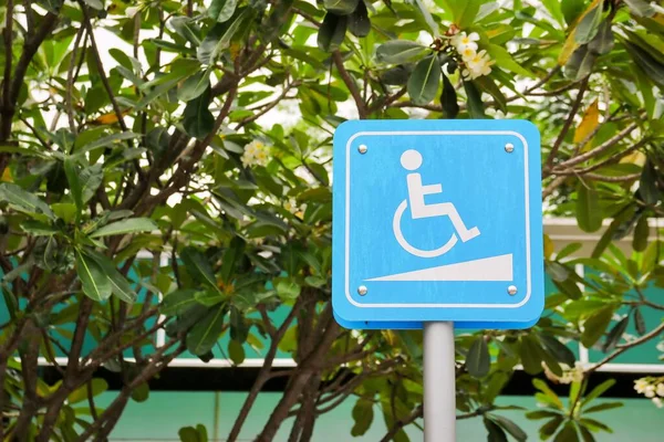 Persona Con Discapacidad Signo Pendiente Camino Para Silla Ruedas —  Fotos de Stock