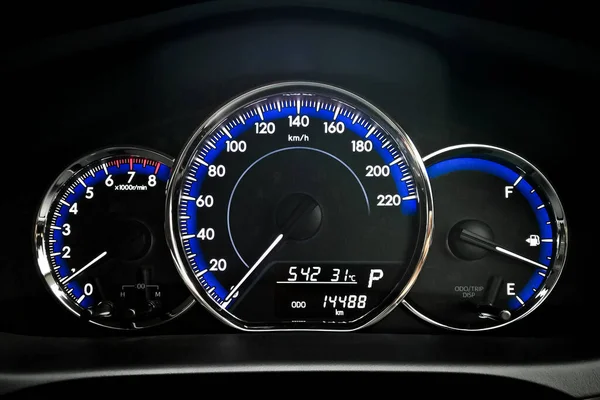 汽车仪表盘 发动机仪表 速度计和燃料仪表 — 图库照片