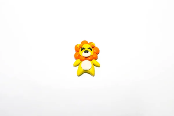 白地にプラスチック製のかわいいライオン — ストック写真