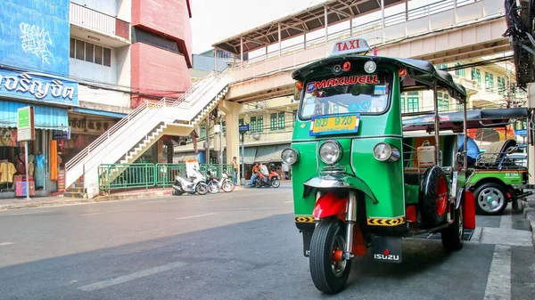 バンコク 2021年3月1日 トゥクトゥク車または3輪タクシーが路傍で乗客がサービスを受けるのを待っています — ストック写真