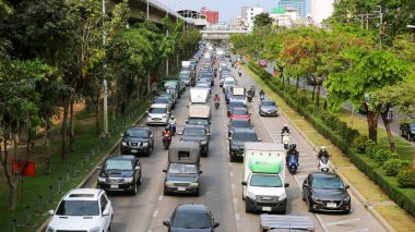 Bangkok, Tayland: 3 Mart 2021: İş saatinde trafik sıkışıklığı, arabayı iş gününün sabahında yavaş hareket ettirdi.