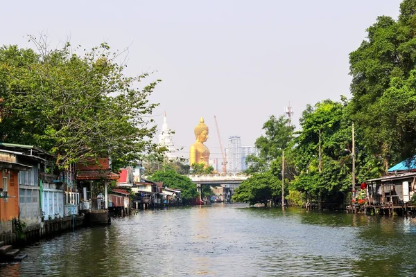 Vista Del Canal Con Estatua Bronce Buddha Postura Meditación Altura —  Fotos de Stock