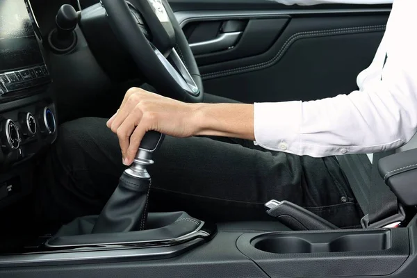 Mão Masculina Segurando Caixa Velocidades Manual Carro — Fotografia de Stock