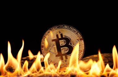 Ekonomik krizin, düşüşün ve kripto para piyasasının tehlikede olduğunun bir göstergesi olarak, kara arkaplan üzerinde yanan altın bitcoin madeni para yığınını kapat