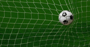 Siyah-beyaz futbol topunu yakın mesafeden yaklaş. Ağ manzaralı, beyaz çizgili, yüksek açılı, yeşil futbol sahası sahası sahasının üzerinden gol ağıyla gol at.