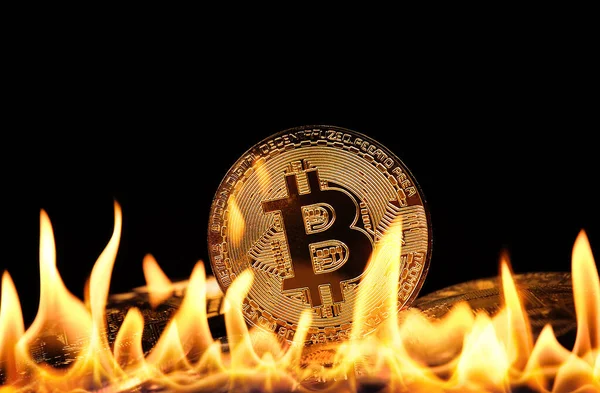 Primer Plano Montón Monedas Físicas Oro Bitcoin Ardiendo Llamas Fuego — Foto de Stock