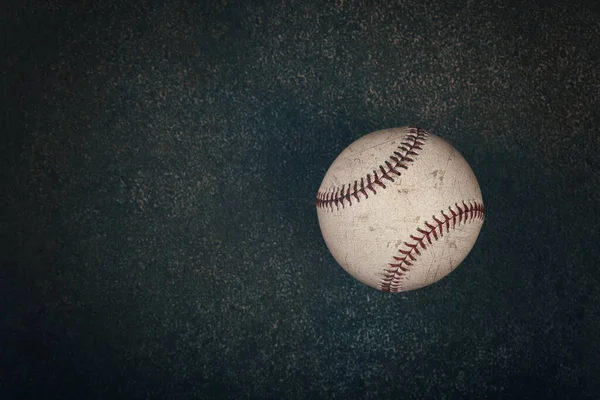 Feche Uma Velha Bola Beisebol Vintage Desgastada Com Ponto Vermelho — Fotografia de Stock