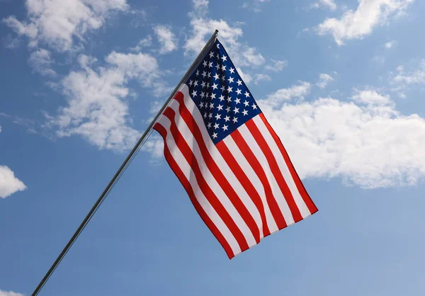 Amerikai Nemzeti Zászló Lóg Zászlórúd Felett Felhős Kék Szimbóluma Amerikai — Stock Fotó